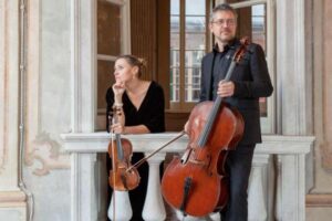 Evolution Classical Duo, esecutori dell'Associazione AMICI DEL TEATRO CARLO FELICE E DEL CONSERVATORIO NICCOLÒ PAGANINI