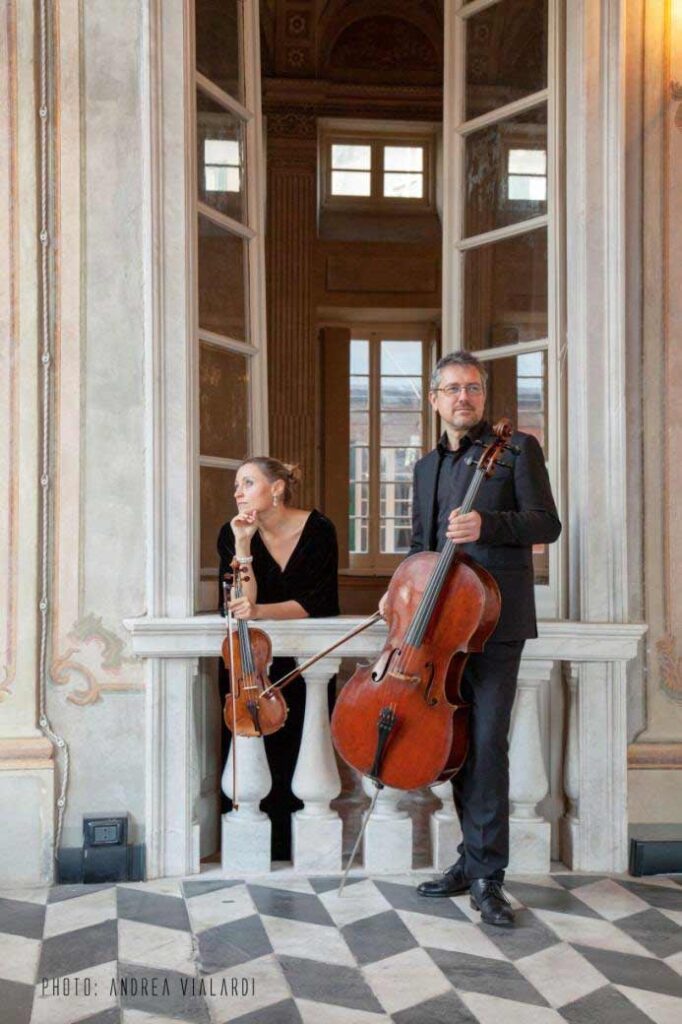 Evolution Classical Duo, esecutori dell'Associazione AMICI DEL TEATRO CARLO FELICE E DEL CONSERVATORIO NICCOLÒ PAGANINI